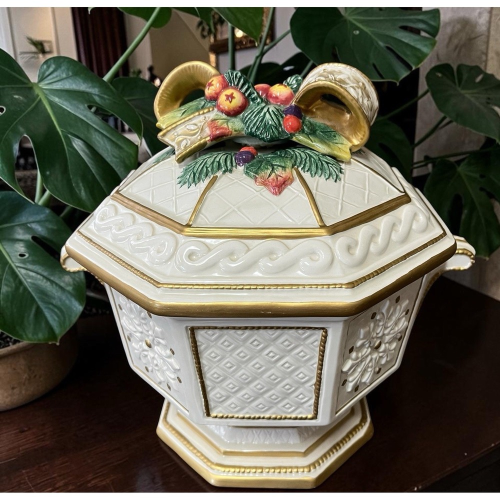 Fitz & Floyd Snowy Woods Centerpiece Casserole Tureen Christmas Holly Berries